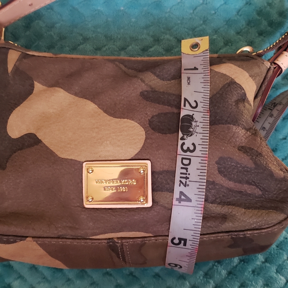 RARE: Mini grayson camo Michael Kors satchel - Picture 3 of 8